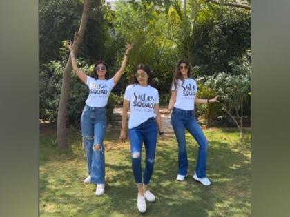 Shilpa Shetty grooves to Himmatwala song with sister Shamita and friend Akanksha | Shilpa Shetty grooves to Himmatwala song with sister Shamita and friend Akanksha Shilpa Shetty grooves to Himmatwala song with sister Shamita and friend Akanksha | Shilpa Shetty grooves to Himmatwala song with sister Shamita and friend Akanksha