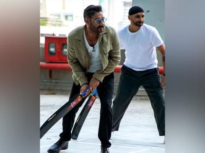 Ajay Devgn enjoys cricket session with Harbhajan Singh, check out pictures | Ajay Devgn enjoys cricket session with Harbhajan Singh, check out pictures Ajay Devgn enjoys cricket session with Harbhajan Singh, check out pictures | Ajay Devgn enjoys cricket session with Harbhajan Singh, check out pictures