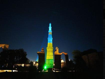 Delhi: Qutub Minar illuminates in remembrance of Rwanda Genocide of 1994 | Delhi: Qutub Minar illuminates in remembrance of Rwanda Genocide of 1994