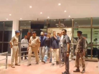 Salman Khan lands in Jamnagar for Anant Ambani's birthday bash | Salman Khan lands in Jamnagar for Anant Ambani's birthday bash Salman Khan lands in Jamnagar for Anant Ambani's birthday bash | Salman Khan lands in Jamnagar for Anant Ambani's birthday bash