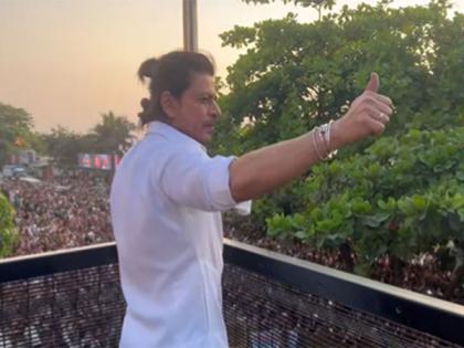 From Mannat with love: Shah Rukh Khan's Eid tradition continues to delight fans | From Mannat with love: Shah Rukh Khan's Eid tradition continues to delight fans