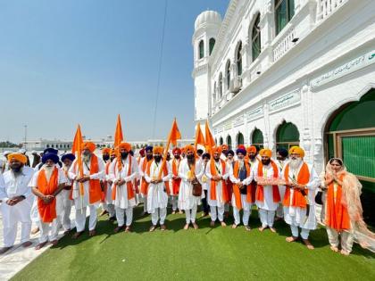 Sikh delegation visits Gurudwara Kartarpur Sahib, offers prayers for successful continuation of PM Modi's leadership | Sikh delegation visits Gurudwara Kartarpur Sahib, offers prayers for successful continuation of PM Modi's leadership Sikh delegation visits Gurudwara Kartarpur Sahib, offers prayers for successful continuation of PM Modi's leadership | Sikh delegation visits Gurudwara Kartarpur Sahib, offers prayers for successful continuation of PM Modi's leadership