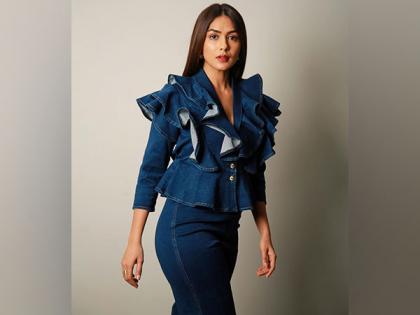 Mrunal Thakur stuns in ruffled top and denim combo | Mrunal Thakur stuns in ruffled top and denim combo