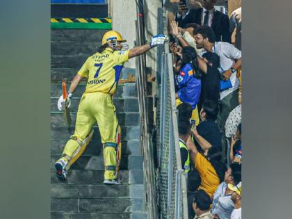 MS Dhoni lights up Wankhede with hat-trick of sixes against MI, gifts match-ball to fan | MS Dhoni lights up Wankhede with hat-trick of sixes against MI, gifts match-ball to fan