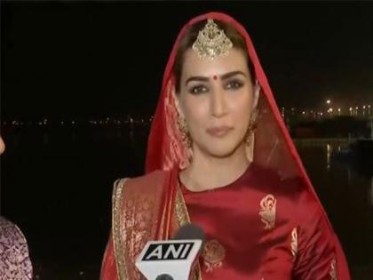 Kriti Sanon turns heads as she walks the ramp at Varanasi ghat | Kriti Sanon turns heads as she walks the ramp at Varanasi ghat
