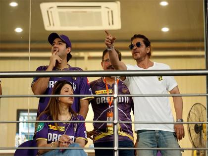 From embracing Jos Buttler to motivating KKR players with inspiring words, Shah Rukh Khan wins hearts of fans | From embracing Jos Buttler to motivating KKR players with inspiring words, Shah Rukh Khan wins hearts of fans