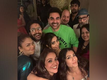 Raveena Tandon gives a glimpse of 'Patna Shuklla' success bash | Raveena Tandon gives a glimpse of 'Patna Shuklla' success bash Raveena Tandon gives a glimpse of 'Patna Shuklla' success bash | Raveena Tandon gives a glimpse of 'Patna Shuklla' success bash