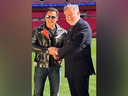 Salman Khan poses with UK MP Barry Gardiner, latter says "Tiger is alive and is in London" | Salman Khan poses with UK MP Barry Gardiner, latter says "Tiger is alive and is in London"