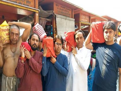 Pakistani Hindus undertake spiritual journey in Haridwar, immerse ancestors' ashes in Ganga | Pakistani Hindus undertake spiritual journey in Haridwar, immerse ancestors' ashes in Ganga