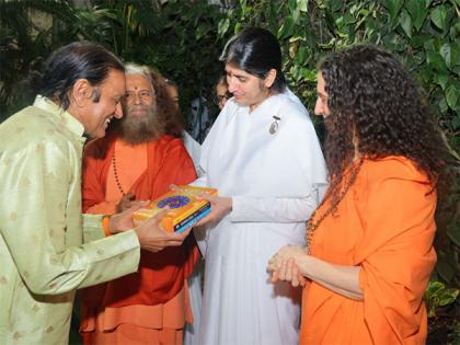 Dr. Dinesh Shahra, The Pioneer of Yellow Revolution Presents 'Sanatan Living' Series to BK Shivani Verma at Parmarth Niketan | Dr. Dinesh Shahra, The Pioneer of Yellow Revolution Presents 'Sanatan Living' Series to BK Shivani Verma at Parmarth Niketan Dr. Dinesh Shahra, The Pioneer of Yellow Revolution Presents 'Sanatan Living' Series to BK Shivani Verma at Parmarth Niketan | Dr. Dinesh Shahra, The Pioneer of Yellow Revolution Presents 'Sanatan Living' Series to BK Shivani Verma at Parmarth Niketan