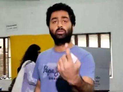 Arijit Singh casts his vote in West Bengal's Murshidabad | Arijit Singh casts his vote in West Bengal's Murshidabad