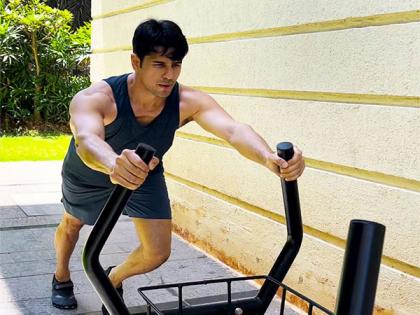 Sidharth Malhotra sweats it out in scorching summer workout session | Sidharth Malhotra sweats it out in scorching summer workout session