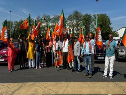 Overseas Friends of BJP France organise 'NRI4Namo' Paris Car Rally to support PM Modi's re-election campaign | Overseas Friends of BJP France organise 'NRI4Namo' Paris Car Rally to support PM Modi's re-election campaign