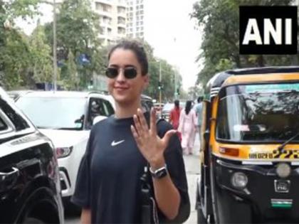 LS polls: Sanya Malhotra flaunts her inked finger after casting vote | LS polls: Sanya Malhotra flaunts her inked finger after casting vote LS polls: Sanya Malhotra flaunts her inked finger after casting vote | LS polls: Sanya Malhotra flaunts her inked finger after casting vote