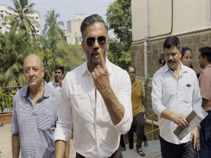 Lok Sabha Elections: Suniel Shetty fulfils his civic duty by casting vote in Mumbai | Lok Sabha Elections: Suniel Shetty fulfils his civic duty by casting vote in Mumbai