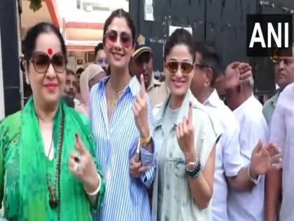 LS Polls: Shilpa Shetty casts vote in Mumbai with her mother and sister Shamita | LS Polls: Shilpa Shetty casts vote in Mumbai with her mother and sister Shamita