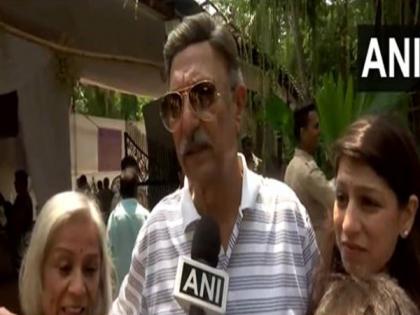 Suresh Oberoi casts his vote in Mumbai | Suresh Oberoi casts his vote in Mumbai Suresh Oberoi casts his vote in Mumbai | Suresh Oberoi casts his vote in Mumbai