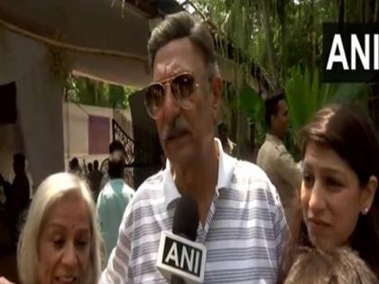 Suresh Oberoi casts his vote in Mumbai | Suresh Oberoi casts his vote in Mumbai