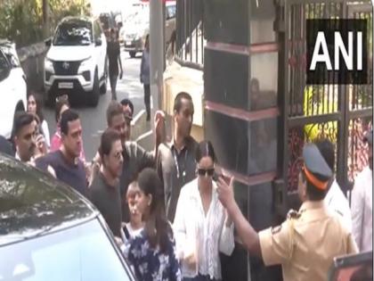 Lok Sabha polls: SRK, Gauri cast vote with their children in Mumbai | Lok Sabha polls: SRK, Gauri cast vote with their children in Mumbai