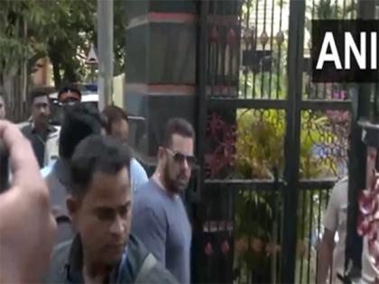 Salman Khan Arrives in Style to Cast Vote in Mumbai Lok Sabha Elections 2024 (Watch Video) | Salman Khan Arrives in Style to Cast Vote in Mumbai Lok Sabha Elections 2024 (Watch Video)