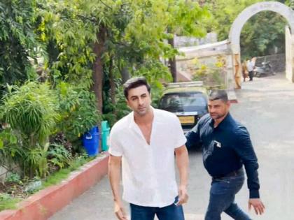 Ranbir Kapoor casts his vote in Mumbai | Ranbir Kapoor casts his vote in Mumbai