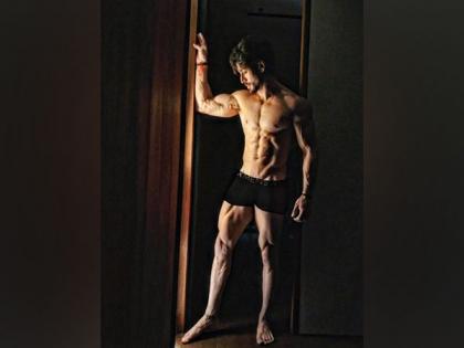 Tiger Shroff wows fans as he flaunts his toned body in latest pic | Tiger Shroff wows fans as he flaunts his toned body in latest pic