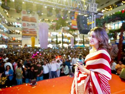 Janhvi Kapoor's Visit to Gaur City Mall Creates Fan Frenzy | Janhvi Kapoor's Visit to Gaur City Mall Creates Fan Frenzy