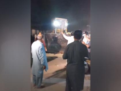 Pakistan: Development authority demolishes portion of central secretariat of Imran Khan's party | Pakistan: Development authority demolishes portion of central secretariat of Imran Khan's party