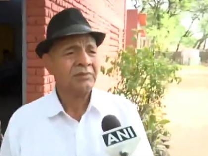 LS polls: Dronacharya awardee Mahavir Singh Phogat casts vote in Haryana | LS polls: Dronacharya awardee Mahavir Singh Phogat casts vote in Haryana