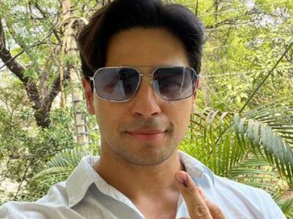 Delhi boy Sidharth Malhotra flaunts his inked finger as he casts vote in his hometown | Delhi boy Sidharth Malhotra flaunts his inked finger as he casts vote in his hometown