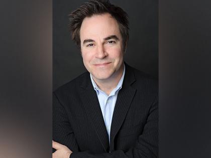 Roger Bart recalls his "favorite and most terrifying" moment in 'Desperate Housewives' | Roger Bart recalls his "favorite and most terrifying" moment in 'Desperate Housewives'