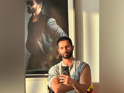 Shahid Kapoor shares mirror selfie with decade-old pic, fans react | Shahid Kapoor shares mirror selfie with decade-old pic, fans react Shahid Kapoor shares mirror selfie with decade-old pic, fans react | Shahid Kapoor shares mirror selfie with decade-old pic, fans react