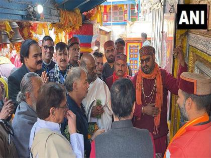 Rajinikanth offers prayers at Kedarnath, Badrinath shrines | Rajinikanth offers prayers at Kedarnath, Badrinath shrines Rajinikanth offers prayers at Kedarnath, Badrinath shrines | Rajinikanth offers prayers at Kedarnath, Badrinath shrines