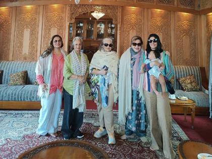 Friends Forever: Asha Parekh, Waheeda Rehman, Helen pose together in latest pic | Friends Forever: Asha Parekh, Waheeda Rehman, Helen pose together in latest pic Friends Forever: Asha Parekh, Waheeda Rehman, Helen pose together in latest pic | Friends Forever: Asha Parekh, Waheeda Rehman, Helen pose together in latest pic