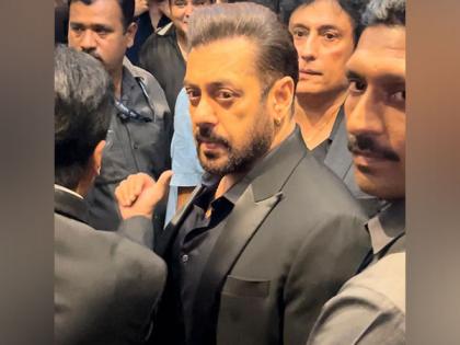 Salman Khan arrives in style to attend Sonakshi Sinha, Zaheer Iqbal's wedding reception | Salman Khan arrives in style to attend Sonakshi Sinha, Zaheer Iqbal's wedding reception Salman Khan arrives in style to attend Sonakshi Sinha, Zaheer Iqbal's wedding reception | Salman Khan arrives in style to attend Sonakshi Sinha, Zaheer Iqbal's wedding reception