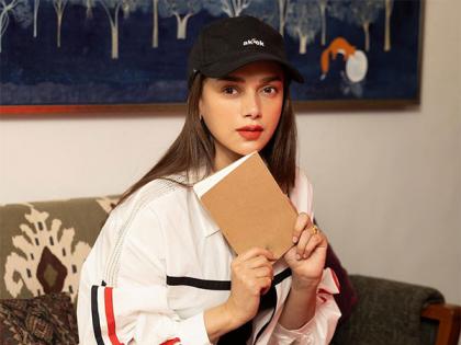Aditi Rao Hydari waits for 15 hours for her luggage at Heathrow Airport | Aditi Rao Hydari waits for 15 hours for her luggage at Heathrow Airport Aditi Rao Hydari waits for 15 hours for her luggage at Heathrow Airport | Aditi Rao Hydari waits for 15 hours for her luggage at Heathrow Airport