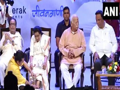 Sonu Nigam washes Asha Bhosle's feet in emotional moment at book launch | Sonu Nigam washes Asha Bhosle's feet in emotional moment at book launch Sonu Nigam washes Asha Bhosle's feet in emotional moment at book launch | Sonu Nigam washes Asha Bhosle's feet in emotional moment at book launch