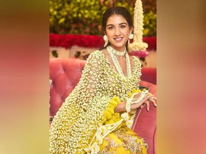 Radhika Merchant's "phoolon ki chadar" dupatta from Haldi ceremony catches fashion lovers' attention | Radhika Merchant's "phoolon ki chadar" dupatta from Haldi ceremony catches fashion lovers' attention Radhika Merchant's "phoolon ki chadar" dupatta from Haldi ceremony catches fashion lovers' attention | Radhika Merchant's "phoolon ki chadar" dupatta from Haldi ceremony catches fashion lovers' attention
