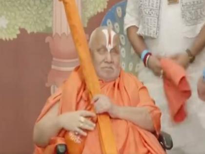 Jagadguru Rambhadracharya to Swami Sadananda Saraswati, dharmagurus arrive to bless Anant-Radhika | Jagadguru Rambhadracharya to Swami Sadananda Saraswati, dharmagurus arrive to bless Anant-Radhika Jagadguru Rambhadracharya to Swami Sadananda Saraswati, dharmagurus arrive to bless Anant-Radhika | Jagadguru Rambhadracharya to Swami Sadananda Saraswati, dharmagurus arrive to bless Anant-Radhika