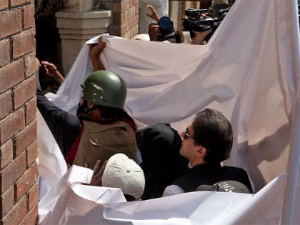 Pak: Imran Khan, Bushra Bibi re-arrested in Toshakhana case | Pak: Imran Khan, Bushra Bibi re-arrested in Toshakhana case Pak: Imran Khan, Bushra Bibi re-arrested in Toshakhana case | Pak: Imran Khan, Bushra Bibi re-arrested in Toshakhana case