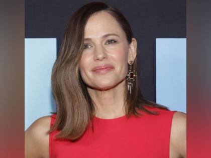 Jennifer Garner sings Madonna's 'Like a prayer' while being stuck in elevator | Jennifer Garner sings Madonna's 'Like a prayer' while being stuck in elevator Jennifer Garner sings Madonna's 'Like a prayer' while being stuck in elevator | Jennifer Garner sings Madonna's 'Like a prayer' while being stuck in elevator