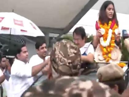 "Happy to get so much love here": Double Olympic Medalist Manu Bhaker returns home to a hero's welcome | "Happy to get so much love here": Double Olympic Medalist Manu Bhaker returns home to a hero's welcome "Happy to get so much love here": Double Olympic Medalist Manu Bhaker returns home to a hero's welcome | "Happy to get so much love here": Double Olympic Medalist Manu Bhaker returns home to a hero's welcome