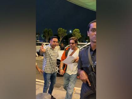 Airport Spotting: Shah Rukh Khan Makes Fashionable Appearance in Orange Jacket | Airport Spotting: Shah Rukh Khan Makes Fashionable Appearance in Orange Jacket Airport Spotting: Shah Rukh Khan Makes Fashionable Appearance in Orange Jacket | Airport Spotting: Shah Rukh Khan Makes Fashionable Appearance in Orange Jacket