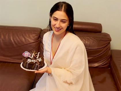 Sara Ali Khan celebrates birthday with paps | Sara Ali Khan celebrates birthday with paps Sara Ali Khan celebrates birthday with paps | Sara Ali Khan celebrates birthday with paps