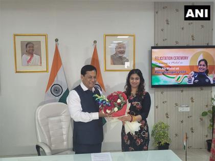 Union Minister Sarbananda Sonowal felicitates double Olympic medalist Manu Bhaker, presents Rs 10 lakhs cheque | Union Minister Sarbananda Sonowal felicitates double Olympic medalist Manu Bhaker, presents Rs 10 lakhs cheque Union Minister Sarbananda Sonowal felicitates double Olympic medalist Manu Bhaker, presents Rs 10 lakhs cheque | Union Minister Sarbananda Sonowal felicitates double Olympic medalist Manu Bhaker, presents Rs 10 lakhs cheque