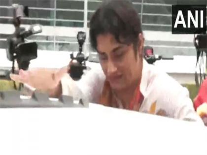 Vinesh Phogat breaks down in tears at Delhi Airport on return from Paris | Vinesh Phogat breaks down in tears at Delhi Airport on return from Paris Vinesh Phogat breaks down in tears at Delhi Airport on return from Paris | Vinesh Phogat breaks down in tears at Delhi Airport on return from Paris