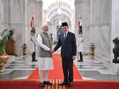 PM Modi receives Malaysia counterpart Anwar Ibrahim in ceremonial welcome at Rashtrapati Bhavan | PM Modi receives Malaysia counterpart Anwar Ibrahim in ceremonial welcome at Rashtrapati Bhavan PM Modi receives Malaysia counterpart Anwar Ibrahim in ceremonial welcome at Rashtrapati Bhavan | PM Modi receives Malaysia counterpart Anwar Ibrahim in ceremonial welcome at Rashtrapati Bhavan