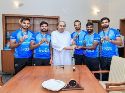Naveen Patnaik meets Olympic bronze medal-winning Indian hockey team | Naveen Patnaik meets Olympic bronze medal-winning Indian hockey team Naveen Patnaik meets Olympic bronze medal-winning Indian hockey team | Naveen Patnaik meets Olympic bronze medal-winning Indian hockey team