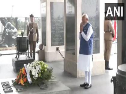 PM Modi lays wreath at Tomb of the Unknown Soldier in Warsaw | PM Modi lays wreath at Tomb of the Unknown Soldier in Warsaw