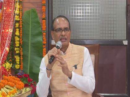 Shivraj Singh Chouhan meets Maharashtra soyabean farmers to solve pending insurance problems | Shivraj Singh Chouhan meets Maharashtra soyabean farmers to solve pending insurance problems Shivraj Singh Chouhan meets Maharashtra soyabean farmers to solve pending insurance problems | Shivraj Singh Chouhan meets Maharashtra soyabean farmers to solve pending insurance problems